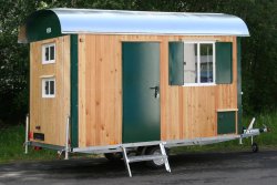 WEIRO® RASANT mit 3,50 m Aufbaulänge, verzinktes Fahrgestell, Kugelkupplung, KSt.-Schiebefenster. Individuelle Lackierung von Eckprofilen, Tür und Fensterläden. 	 WEIRO® RASANT mit 3,50 m Aufbaulänge, verzinktes Fahrgestell, Kugelkupplung, KSt.-Schiebefen