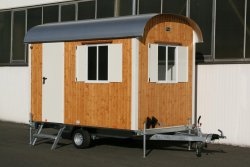 WEIRO® RASANT mit 3,50 m Aufbaulänge, verzinktes Fahrgestell, Kugelkupplung, KSt.-Schiebefenster. Individuelle Lackierung von Eckprofilen, Tür und Fensterläden. 	 WEIRO® RASANT mit 3,50 m Aufbaulänge, verzinktes Fahrgestell, Kugelkupplung, KSt.-Schiebefen
