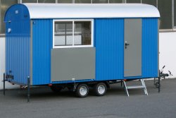 Wahlweise: großes KSt.-Schiebefenster, hier mit Schiebeladen zur Einbruchsicherung.