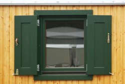 Wahlweise: Holz-Drehkippfenster mi Isolierverglasung, wahlweise mit Klappläden. 	 Wahlweise: Holz-Drehkippfenster mi Isolierverglasung, wahlweise mit Klappläden.