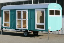 Wahlweise KSt.-Doppelflügeltür mit Isolierverglasung, bodentiefe KSt.-Drehkippfenster mit Isolierverglasung. 	 Wahlweise KSt.-Doppelflügeltür mit Isolierverglasung, bodentiefe KSt.-Drehkippfenster mit Isolierverglasung.