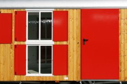 KSt.-Schiebefenster mit Klappläden, hier übereinander angeordnet. 	 KSt.-Schiebefenster mit Klappläden, hier übereinander angeordnet.