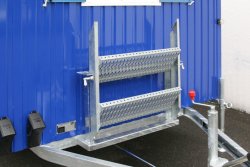 Wahlweise: Transporthalterung für Treppe. 	 Wahlweise: Transporthalterung für Treppe.