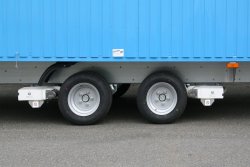 Wahlweise: elektrische Rangierhilfe bei Tandemachser. 	 Wahlweise: elektrische Rangierhilfe bei Tandemachser.