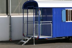 Wahlweise: Einstieg mit „Balkon“ (nur bei Aufbaubreiten von 2,50). 	 Wahlweise: Einstieg mit „Balkon“ (nur bei Aufbaubreiten von 2,50).