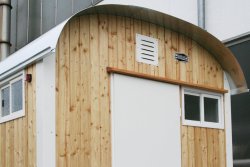 Ein Dachüberstand vorn und hinten gibt dem Bauwagen ein etwas romantischeres Aussehen. 	 Ein Dachüberstand vorn und hinten gibt dem Bauwagen ein etwas romantischeres Aussehen.