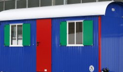 Individuelle Lackierung, hier 2-Farbenlackierung und farblich abgesetzte Fensterklappen und Tür.