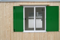 Wahlweise Holz-Außenverkleidung, in Fichte /Tanne offenporig lasiert oder in Lärche. 	 Wahlweise Holz-Außenverkleidung, in Fichte /Tanne offenporig lasiert oder in Lärche.