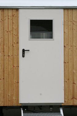 Wahlweise Tür mit rechteckigem Glasausschnitt. 	 Wahlweise Tür mit rechteckigem Glasausschnitt.