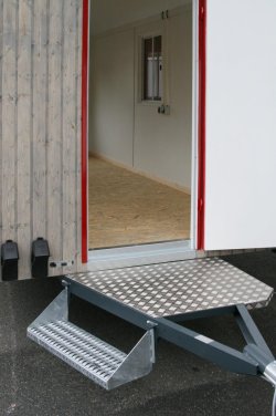 Wahlweise Eingang mit Podest über der Zugdeichsel. 	 Wahlweise Eingang mit Podest über der Zugdeichsel.