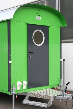 Wahlweise Eingang mit Podest über der Zugdeichsel, wahlweise mit Tür mit rundem Glasausschnitt.