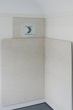 Ofenvorbereitung mit Brandschutzplatten und Wanddurchführung für ein Ofenrohr. 	 Ofenvorbereitung mit Brandschutzplatten und Wanddurchführung für ein Ofenrohr.