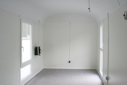 Innenverkleidung Spanplatte, PVC-Bodenbelag. 	 Innenverkleidung Spanplatte, PVC-Bodenbelag.