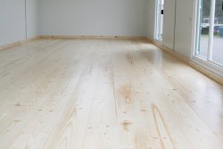 Innenverkleidung Hartfaserplatte, Boden aus Hobeldiele, Fichte. 	 Innenverkleidung Hartfaserplatte, Boden aus Hobeldiele, Fichte.