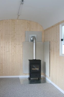 Innenverkleidung Profilholz, PVC-Bodenbelag. 	 Innenverkleidung Profilholz, PVC-Bodenbelag.