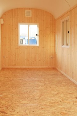 Innenverkleidung Profilholz, Boden aus OSB-Platte. 	 Innenverkleidung Profilholz, Boden aus OSB-Platte.
