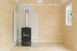 Innenverkleidung OSB-Platte, Boden aus OSB-Platte. 	 Innenverkleidung OSB-Platte, Boden aus OSB-Platte.