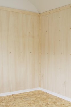 Innenverkleidung Sperrholz, Boden aus OSB-Platte. 	 Innenverkleidung Sperrholz, Boden aus OSB-Platte.