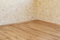 Innenverkleidung OSB-Platte, Boden aus Eichendielen.