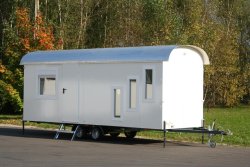 WEIRO® RASANT mit 6 m Aufbaulänge, Kugelkupplung, große KSt.-Fenster, individuell angeordnet. 	 WEIRO® RASANT mit 6 m Aufbaulänge, Kugelkupplung, große KSt.-Fenster, individuell angeordnet.