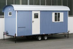 WEIRO® RASANT mit 7 m Aufbaulänge, Kugelkupplung, Dachüberstand, KSt.-Schiebefenster, Tür mit Glasausschnitt. Individuelle Lackierung von Eckprofilen, Tür und Fensterläden.