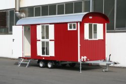 WEIRO® RASANT mit 5 m Aufbaulänge, Kugelkupplung, verzinktes Fahrgestell, Dachüberstand, KSt.-Schiebefenster, teilweise übereinander angeordnet. Individuelle Lackierung von Eckprofilen, Tür und Fensterläden. 	 WEIRO® RASANT mit 5 m Aufbaulänge, Kugelkuppl