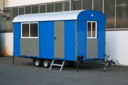 WEIRO® RASANT mit 5 m Aufbaulänge, Kugelkupplung, KSt.-Schiebefenster mit Schiebeläden. Individuelle Lackierung von Eckprofilen, Tür und Schiebeläden. 	 WEIRO® RASANT mit 5 m Aufbaulänge, Kugelkupplung, KSt.-Schiebefenster mit Schiebeläden. Individuelle L