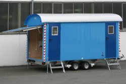 WEIRO® RASANT mit 5 m Aufbaulänge, Kugelkupplung, verzinktes Fahrgestell, Dachüberstand, bodentiefe Wandklappe, Türen mit Glasausschnitt. Individuelle Lackierung. 	 WEIRO® RASANT mit 5 m Aufbaulänge, Kugelkupplung, verzinktes Fahrgestell, Dachüberstand, b
