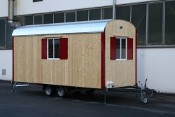 WEIRO® RASANT mit 5 m Aufbaulänge, Kugelkupplung, KSt.-Schiebefenster. Individuelle Lackierung von Eckprofilen, Tür und Fensterläden. 	 WEIRO® RASANT mit 5 m Aufbaulänge, Kugelkupplung, KSt.-Schiebefenster. Individuelle Lackierung von Eckprofilen, Tür und