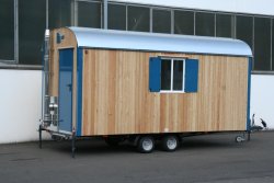 WEIRO® RASANT mit 5 m Aufbaulänge, Kugelkupplung, KSt.-Schiebefenster, Kaminofen mit Edelstahl-Schornstein. Individuelle Lackierung von Eckprofilen, Tür und Fensterläden. 	 WEIRO® RASANT mit 5 m Aufbaulänge, Kugelkupplung, KSt.-Schiebefenster, Kaminofen m
