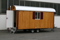 WEIRO® RASANT mit 5 m Aufbaulänge, Kugelkupplung, KSt.-Schiebefenster, Kaminofen mit Edelstahl-Schornstein. Individuelle Lackierung von Eckprofilen, Tür und Fensterläden. 	 WEIRO® RASANT mit 5 m Aufbaulänge, Kugelkupplung, KSt.-Schiebefenster, Kaminofen m