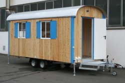 WEIRO® RASANT mit 5 m Aufbaulänge, verzinktes Fahrgestell, Kugelkupplung, Dachüberstand, Podest über Zugdeichsel, Kst.-Schiebefenster. Individuelle Lackierung von Eckprofilen, Tür und Fensterläden. 	 WEIRO® RASANT mit 5 m Aufbaulänge, verzinktes Fahrgeste