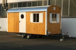 WEIRO® RASANT mit 5 m Aufbaulänge, Kugelkupplung, Tür mit „Bullauge“, Kst.-Schiebefenster. Individuelle Lackierung von Eckprofilen, Tür und Fensterläden. 	 WEIRO® RASANT mit 5 m Aufbaulänge, Kugelkupplung, Tür mit „Bullauge“, Kst.-Schiebefenster. Individu
