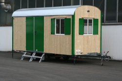 WEIRO® RASANT mit 5 m Aufbaulänge, Kugelkupplung, KSt.-Schiebefenster, Doppelflügeltür. Individuelle Lackierung von Eckprofilen, Tür und Fensterläden. 	 WEIRO® RASANT mit 5 m Aufbaulänge, Kugelkupplung, KSt.-Schiebefenster, Doppelflügeltür. Individuelle L