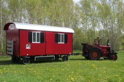 WEIRO® SOLID mit 5 m Aufbaulänge, Zugöse, Dachüberstand, Gerätekasten, Treppenhalterung, KSt.-Schiebefenstern. Individuelle Lackierung. 	 WEIRO® SOLID mit 5 m Aufbaulänge, Zugöse, Dachüberstand, Gerätekasten, Treppenhalterung, KSt.-Schiebefenstern. Indivi
