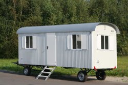 WEIRO® SOLID mit 6 m Aufbaulänge, Zugöse, Dachüberstand, KSt.-Schiebefenstern. Individuelle Lackierung. 	 WEIRO® SOLID mit 6 m Aufbaulänge, Zugöse, Dachüberstand, KSt.-Schiebefenstern. Individuelle Lackierung.