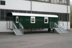WEIRO® SOLID mit 9 m Aufbaulänge, Zugöse, Dachüberstand, Eingang mit überdachtem Podest, breite Treppen mit Geländern, Kst.-Drehkippfenster mit Rollladen. 	 WEIRO® SOLID mit 9 m Aufbaulänge, Zugöse, Dachüberstand, Eingang mit überdachtem Podest, breite Tr