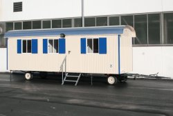 WEIRO® SOLID mit 7 m Aufbaulänge, Zugöse, Dachüberstand, Treppe mit Geländer, KSt.-Schiebefenstern. Individuelle Lackierung.