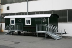 WEIRO® SOLID mit 9 m Aufbaulänge, Zugöse, Dachüberstand, Gerätekasten, Treppen mit Podest, Türen mit Bullauge, KSt.-Schiebefenstern. Individuelle Lackierung.