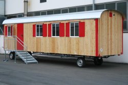 WEIRO® SOLID mit 9 m Aufbaulänge, Zugöse, Dachüberstand, Treppe mit Podest, KSt.-Schiebefenster. Individuelle Lackierung von Eckprofilen, Tür und Fensterläden. 	 WEIRO® SOLID mit 9 m Aufbaulänge, Zugöse, Dachüberstand, Treppe mit Podest, KSt.-Schiebefenst