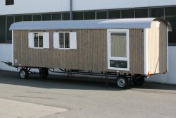 WEIRO® SOLID mit 8 m Aufbaulänge, Zugöse, Dachüberstand, bodentiefes Kst.-Drehkippfenster, KSt.-Schiebefenster.