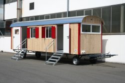 WEIRO®SOLID mit 9 m Aufbaulänge, Zugöse, Dachüberstand, Treppe mit Geländer, KSt.-Schiebefenster, Panoramafenster. Individuelle Lackierung von Eckprofilen, Türen und Fensterläden. 	 WEIRO®SOLID mit 9 m Aufbaulänge, Zugöse, Dachüberstand, Treppe mit Geländ
