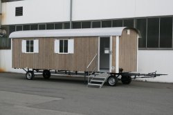 WEIRO® SOLID mit 8 m Aufbaulänge, Zugöse, Dachüberstand, Treppe mit Geländer, KSt.-Schiebefenster. Individuelle Lackierung von Eckprofilen, Tür und Fensterläden. 	 WEIRO® SOLID mit 8 m Aufbaulänge, Zugöse, Dachüberstand, Treppe mit Geländer, KSt.-Schiebef