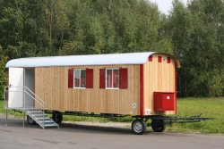 WEIRO® SOLID mit 8 m Aufbaulänge, Zugöse, Dachüberstand, Gasflaschenkasten, Propangasheizung, Treppe mit Podest, KSt.-Schiebefenstern. Individuelle Lackierung von Eckprofilen, Tür und Fensterläden.