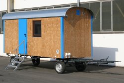 WEIRO® SOLID mit 5 m Aufbaulänge, Zugöse, Dachüberstand, Treppe mit Geländer, Holz-Drehkippfenster. Individuelle Lackierung von Eckprofilen und Tür. 	 WEIRO® SOLID mit 5 m Aufbaulänge, Zugöse, Dachüberstand, Treppe mit Geländer, Holz-Drehkippfenster. Indi