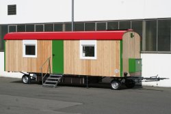WEIRO® SOLID mit 8 m Aufbaulänge, Zugöse, Treppe mit Geländer, KSt.-Drehkippfenster mit Rollladen, Gasflaschenkasten. Individuelle Lackierung von Tür, Dach und Eckprofilen. 	 WEIRO® SOLID mit 8 m Aufbaulänge, Zugöse, Treppe mit Geländer, KSt.-Drehkippfens