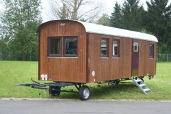 WEIRO® SOLID mit 8 m Aufbaulänge, Zugöse, Dachüberstand, Holz-Drehkippfenster. Tür mit Glasausschnitt. Individuelle Lackierung von Tür und Eckprofilen. 	 WEIRO® SOLID mit 8 m Aufbaulänge, Zugöse, Dachüberstand, Holz-Drehkippfenster. Tür mit Glasausschnitt