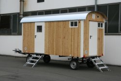 WEIRO® SOLID mit 5 m Aufbaulänge, Zugöse, Dachüberstand, KSt.-Schiebefenster, Tür mit Glasausschnitt. Individuelle Lackierung von Eckprofilen und Türen. 	 WEIRO® SOLID mit 5 m Aufbaulänge, Zugöse, Dachüberstand, KSt.-Schiebefenster, Tür mit Glasausschnitt