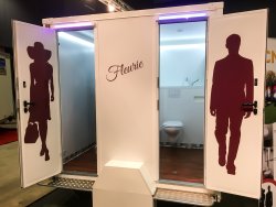 <br>Optionale LED-Außenbeleuchtung über den Eingängen, rot für Damen und blau für Herren.