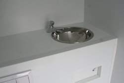 <br>Luxuriöses, modernes Ambiente durch integriertes Edelstahl-Handwaschbecken mit Prestoarmatur, Klappe für Papierhandtücher.